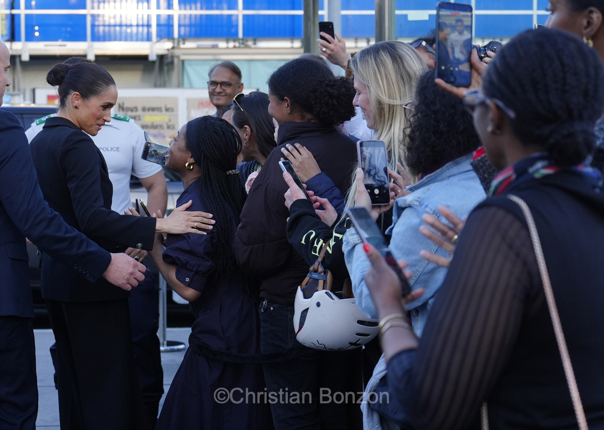 Meghan, duchesse de Sussex, change avec des enfants et leurs parents lors de lÕinauguration du Ç Lost Screen Memorial È, une installation rendant hommage aux jeunes victimes des violences en ligne