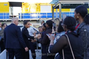 Meghan, duchesse de Sussex, change avec des enfants et leurs parents lors de lÕinauguration du Ç Lost Screen Memorial È, une installation rendant hommage aux jeunes victimes des violences en ligne
