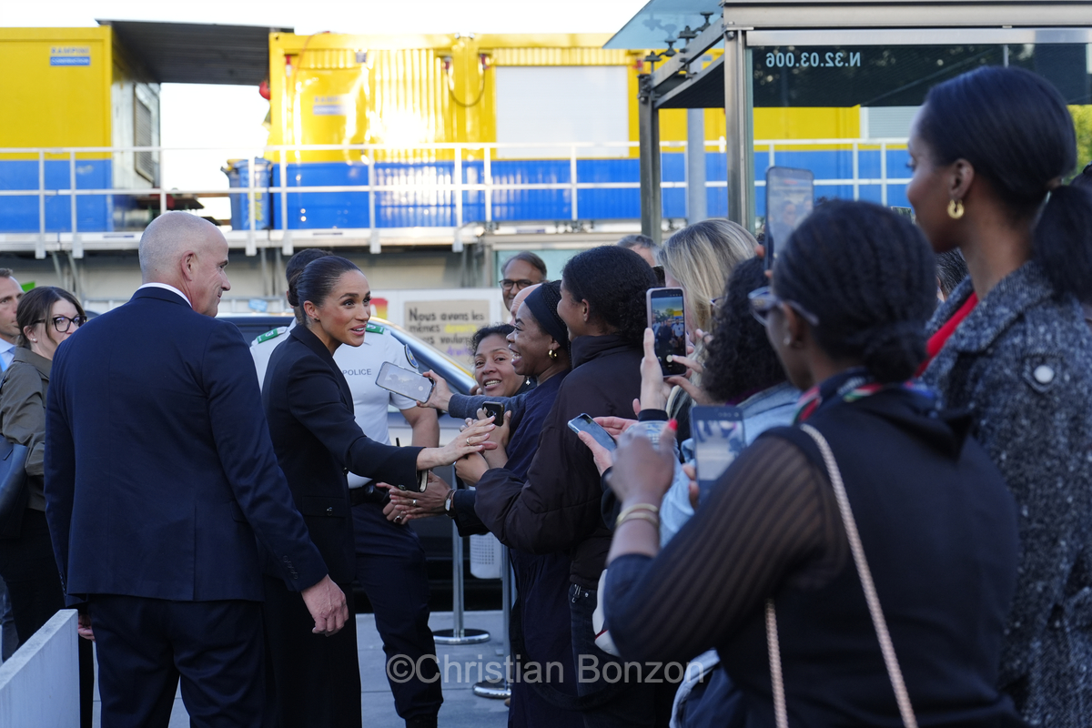 Meghan, duchesse de Sussex, change avec des enfants et leurs parents lors de lÕinauguration du Ç Lost Screen Memorial È, une installation rendant hommage aux jeunes victimes des violences en ligne