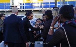 Meghan, duchesse de Sussex, change avec des enfants et leurs parents lors de lÕinauguration du Ç Lost Screen Memorial È, une installation rendant hommage aux jeunes victimes des violences en ligne
