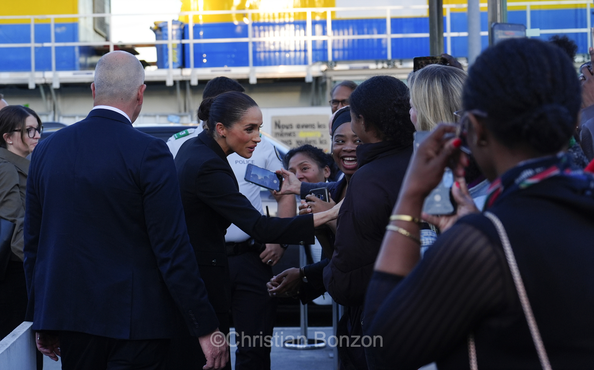Meghan, duchesse de Sussex, change avec des enfants et leurs parents lors de lÕinauguration du Ç Lost Screen Memorial È, une installation rendant hommage aux jeunes victimes des violences en ligne