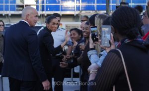 Meghan, duchesse de Sussex, change avec des enfants et leurs parents lors de lÕinauguration du Ç Lost Screen Memorial È, une installation rendant hommage aux jeunes victimes des violences en ligne
