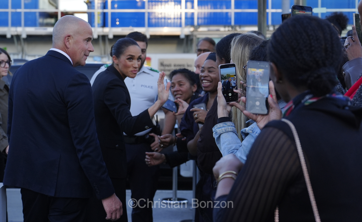 Meghan, duchesse de Sussex, change avec des enfants et leurs parents lors de lÕinauguration du Ç Lost Screen Memorial È, une installation rendant hommage aux jeunes victimes des violences en ligne