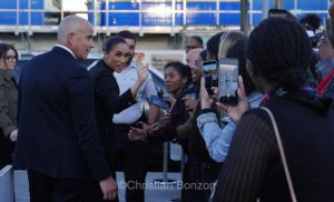 Meghan, duchesse de Sussex, change avec des enfants et leurs parents lors de lÕinauguration du Ç Lost Screen Memorial È, une installation rendant hommage aux jeunes victimes des violences en ligne