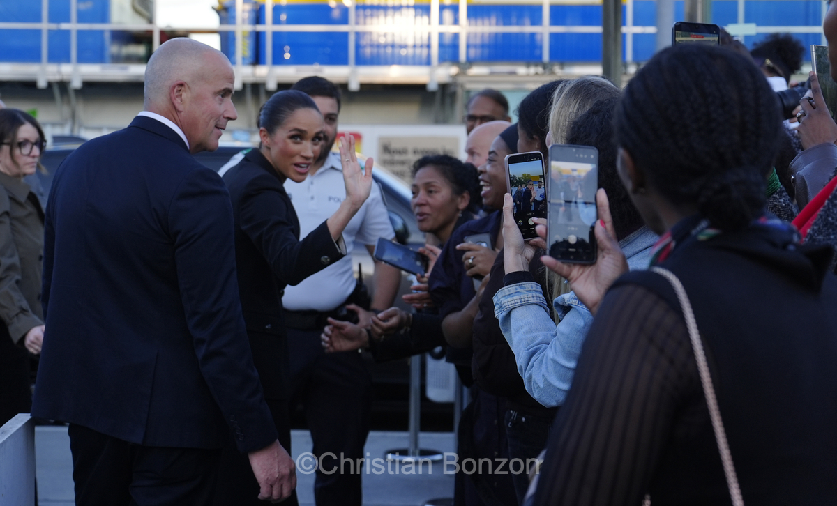 Meghan, duchesse de Sussex, change avec des enfants et leurs parents lors de lÕinauguration du Ç Lost Screen Memorial È, une installation rendant hommage aux jeunes victimes des violences en ligne