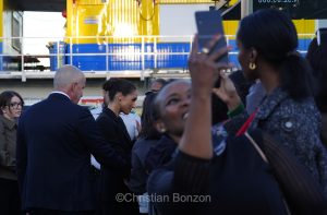 Meghan, duchesse de Sussex, change avec des enfants et leurs parents lors de lÕinauguration du Ç Lost Screen Memorial È, une installation rendant hommage aux jeunes victimes des violences en ligne