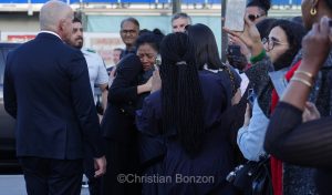 Meghan, duchesse de Sussex, change avec des enfants et leurs parents lors de lÕinauguration du Ç Lost Screen Memorial È, une installation rendant hommage aux jeunes victimes des violences en ligne
