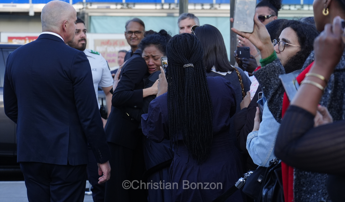Meghan, duchesse de Sussex, change avec des enfants et leurs parents lors de lÕinauguration du Ç Lost Screen Memorial È, une installation rendant hommage aux jeunes victimes des violences en ligne