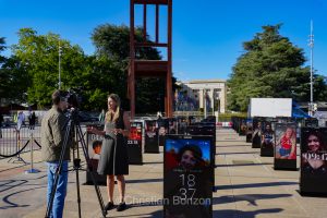 Meghan, duchesse de Sussex, change avec des enfants et leurs parents lors de lÕinauguration du Ç Lost Screen Memorial È, une installation rendant hommage aux jeunes victimes des violences en ligne