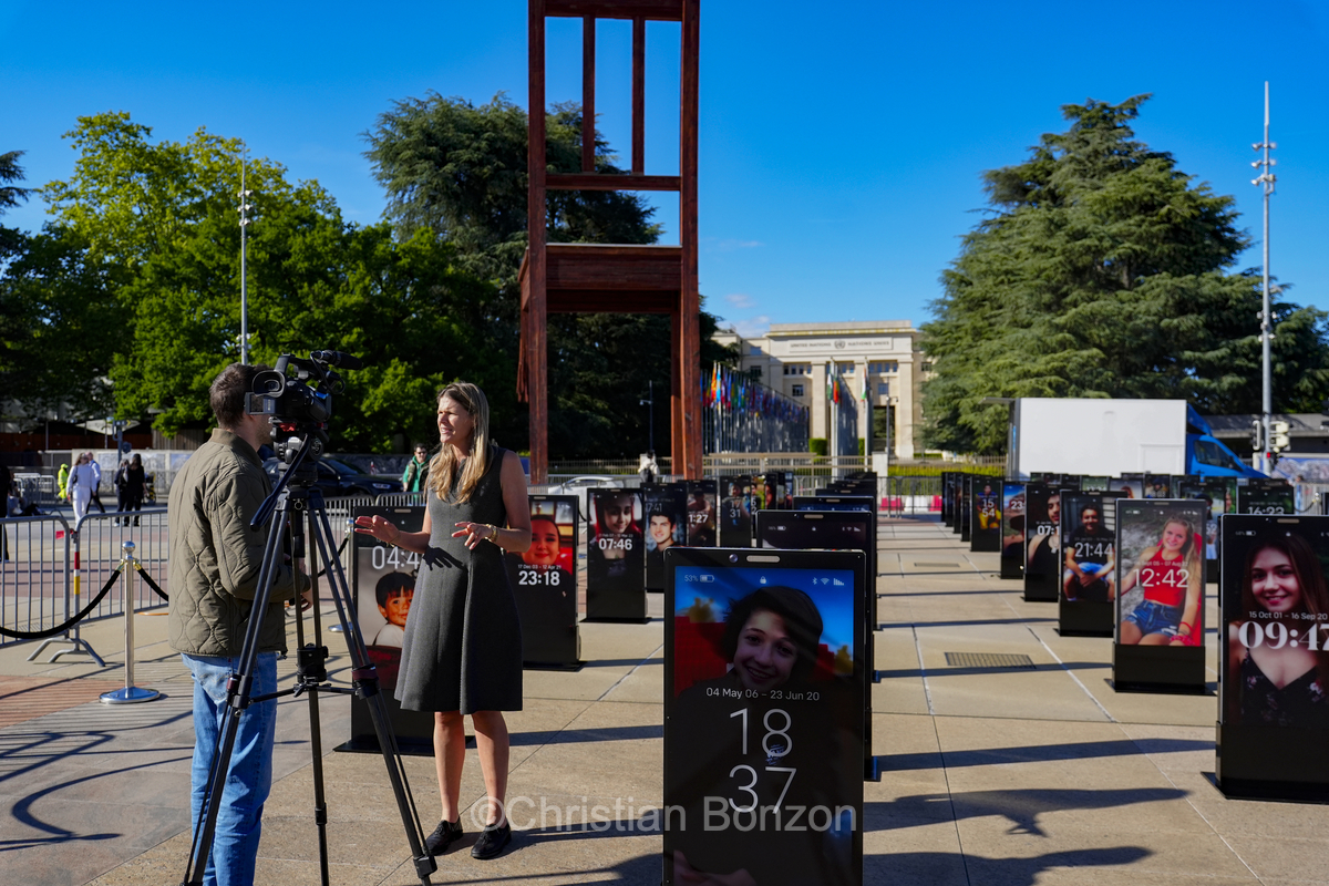 Meghan, duchesse de Sussex, change avec des enfants et leurs parents lors de lÕinauguration du Ç Lost Screen Memorial È, une installation rendant hommage aux jeunes victimes des violences en ligne