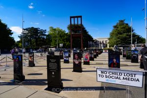 Meghan, duchesse de Sussex, change avec des enfants et leurs parents lors de lÕinauguration du Ç Lost Screen Memorial È, une installation rendant hommage aux jeunes victimes des violences en ligne