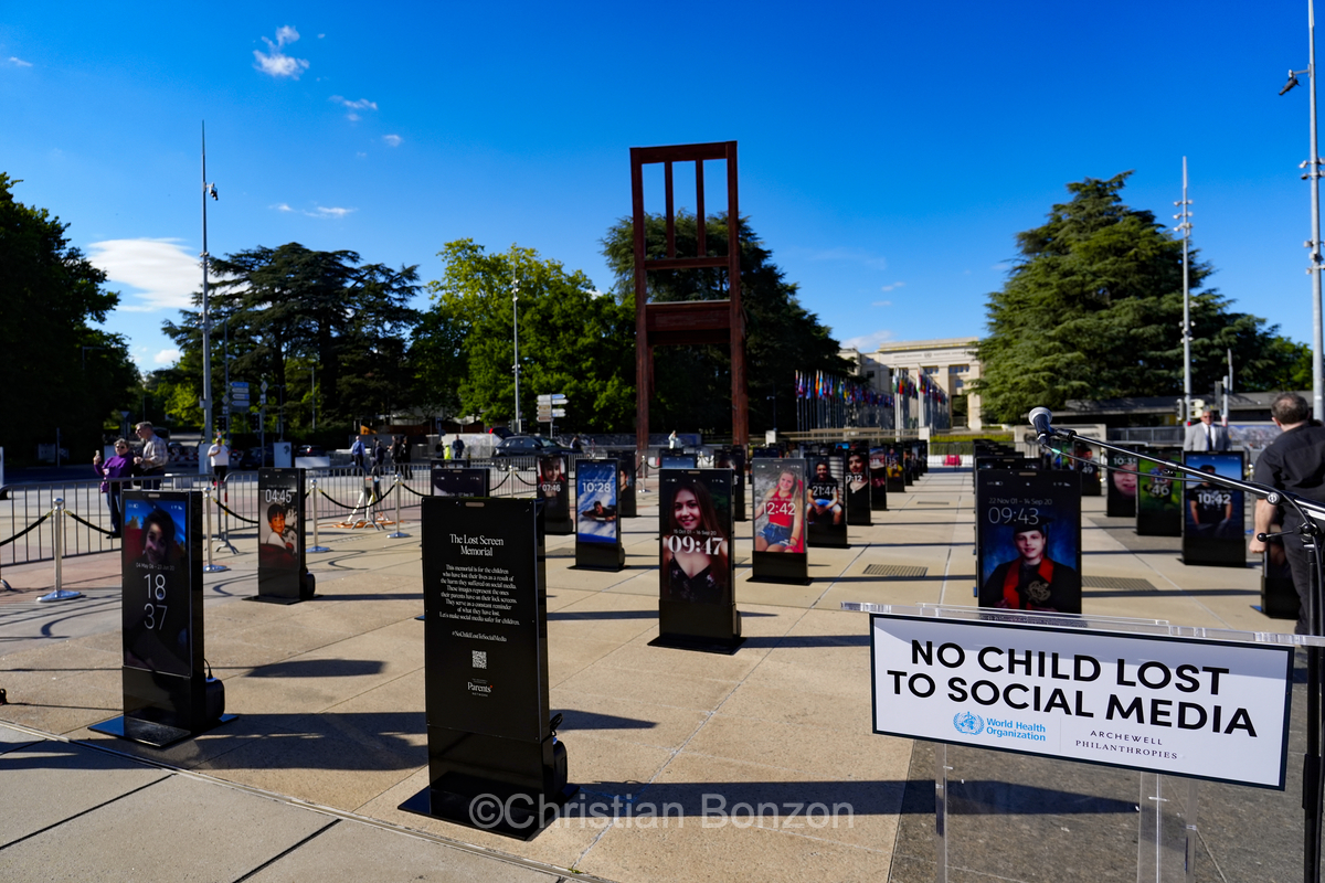Meghan, duchesse de Sussex, change avec des enfants et leurs parents lors de lÕinauguration du Ç Lost Screen Memorial È, une installation rendant hommage aux jeunes victimes des violences en ligne