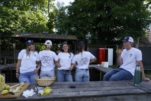 Meghan, duchessGeneva Polo Club e de Sussex, change avec des enfants et leurs parents lors de lÕiÇ Walk the Talk Ð The Health for All Challenge È  lÕoccasion des 75 ans de lÕOMS. nauguration du Ç Lost Screen Memorial È, une installation rendant hommage aux jeunes victimes des violences en ligne