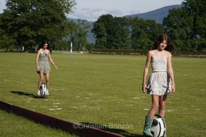 Meghan, duchessGeneva Polo Club e de Sussex, change avec des enfants et leurs parents lors de lÕiÇ Walk the Talk Ð The Health for All Challenge È  lÕoccasion des 75 ans de lÕOMS. nauguration du Ç Lost Screen Memorial È, une installation rendant hommage aux jeunes victimes des violences en ligne