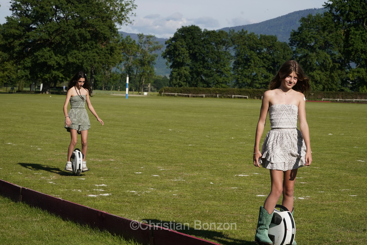 Meghan, duchessGeneva Polo Club e de Sussex, change avec des enfants et leurs parents lors de lÕiÇ Walk the Talk Ð The Health for All Challenge È  lÕoccasion des 75 ans de lÕOMS. nauguration du Ç Lost Screen Memorial È, une installation rendant hommage aux jeunes victimes des violences en ligne