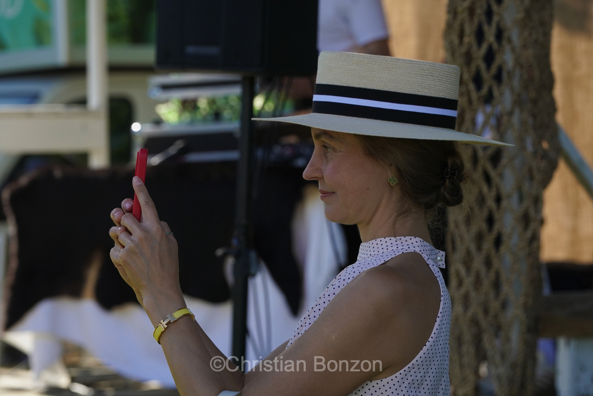 Meghan, duchessGeneva Polo Club e de Sussex, change avec des enfants et leurs parents lors de lÕiÇ Walk the Talk Ð The Health for All Challenge È  lÕoccasion des 75 ans de lÕOMS. nauguration du Ç Lost Screen Memorial È, une installation rendant hommage aux jeunes victimes des violences en ligne