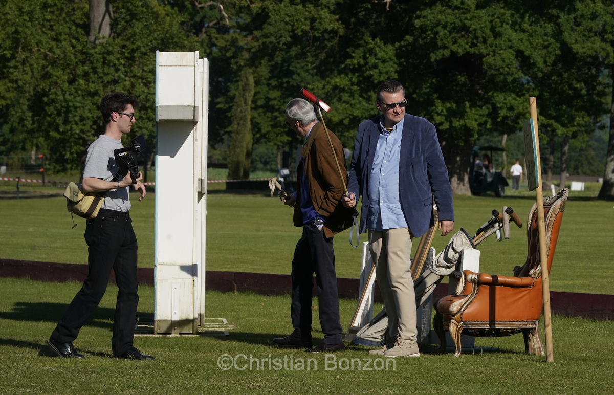 Meghan, duchessGeneva Polo Club e de Sussex, change avec des enfants et leurs parents lors de lÕiÇ Walk the Talk Ð The Health for All Challenge È  lÕoccasion des 75 ans de lÕOMS. nauguration du Ç Lost Screen Memorial È, une installation rendant hommage aux jeunes victimes des violences en ligne