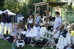 Meghan, duchessGeneva Polo Club e de Sussex, change avec des enfants et leurs parents lors de lÕiÇ Walk the Talk Ð The Health for All Challenge È  lÕoccasion des 75 ans de lÕOMS. nauguration du Ç Lost Screen Memorial È, une installation rendant hommage aux jeunes victimes des violences en ligne