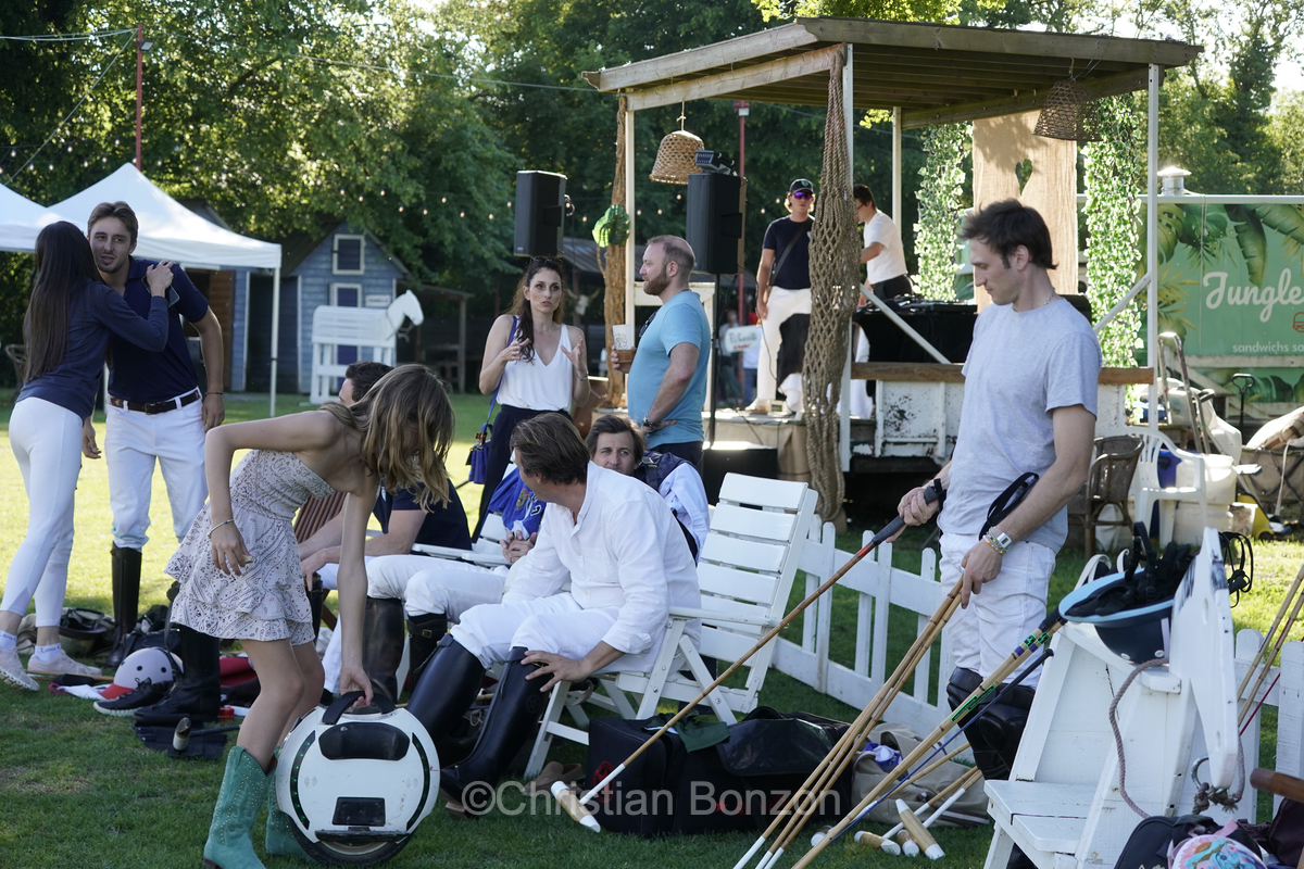 Meghan, duchessGeneva Polo Club e de Sussex, change avec des enfants et leurs parents lors de lÕiÇ Walk the Talk Ð The Health for All Challenge È  lÕoccasion des 75 ans de lÕOMS. nauguration du Ç Lost Screen Memorial È, une installation rendant hommage aux jeunes victimes des violences en ligne