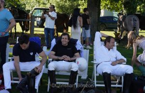 Meghan, duchessGeneva Polo Club e de Sussex, change avec des enfants et leurs parents lors de lÕiÇ Walk the Talk Ð The Health for All Challenge È  lÕoccasion des 75 ans de lÕOMS. nauguration du Ç Lost Screen Memorial È, une installation rendant hommage aux jeunes victimes des violences en ligne