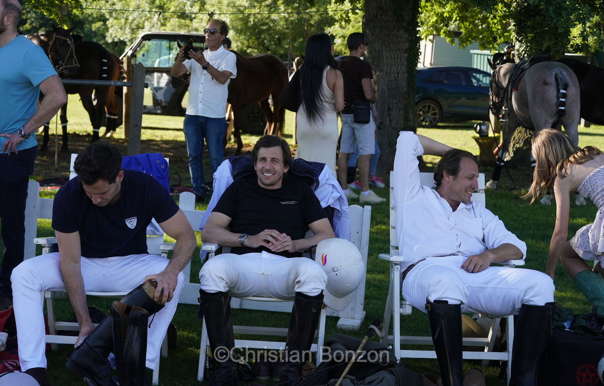 Meghan, duchessGeneva Polo Club e de Sussex, change avec des enfants et leurs parents lors de lÕiÇ Walk the Talk Ð The Health for All Challenge È  lÕoccasion des 75 ans de lÕOMS. nauguration du Ç Lost Screen Memorial È, une installation rendant hommage aux jeunes victimes des violences en ligne
