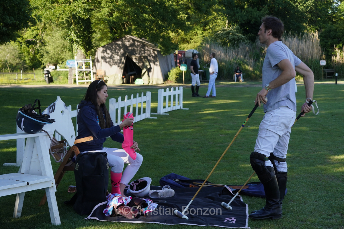 Meghan, duchessGeneva Polo Club e de Sussex, change avec des enfants et leurs parents lors de lÕiÇ Walk the Talk Ð The Health for All Challenge È  lÕoccasion des 75 ans de lÕOMS. nauguration du Ç Lost Screen Memorial È, une installation rendant hommage aux jeunes victimes des violences en ligne