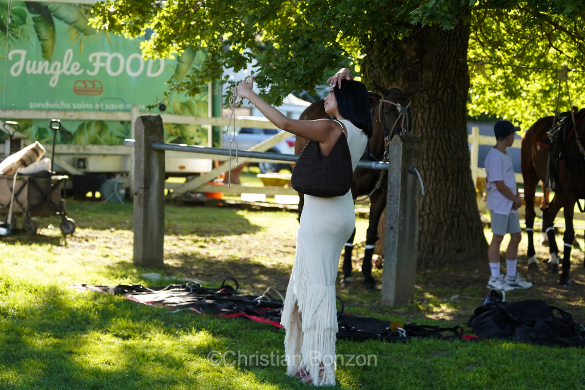 Meghan, duchessGeneva Polo Club e de Sussex, change avec des enfants et leurs parents lors de lÕiÇ Walk the Talk Ð The Health for All Challenge È  lÕoccasion des 75 ans de lÕOMS. nauguration du Ç Lost Screen Memorial È, une installation rendant hommage aux jeunes victimes des violences en ligne