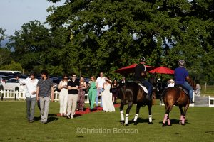 Meghan, duchessGeneva Polo Club e de Sussex, change avec des enfants et leurs parents lors de lÕiÇ Walk the Talk Ð The Health for All Challenge È  lÕoccasion des 75 ans de lÕOMS. nauguration du Ç Lost Screen Memorial È, une installation rendant hommage aux jeunes victimes des violences en ligne