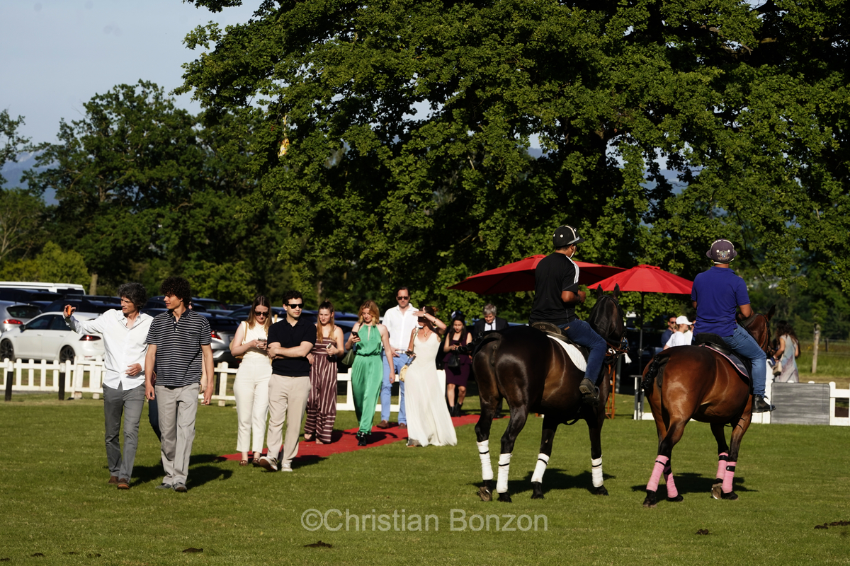 Meghan, duchessGeneva Polo Club e de Sussex, change avec des enfants et leurs parents lors de lÕiÇ Walk the Talk Ð The Health for All Challenge È  lÕoccasion des 75 ans de lÕOMS. nauguration du Ç Lost Screen Memorial È, une installation rendant hommage aux jeunes victimes des violences en ligne