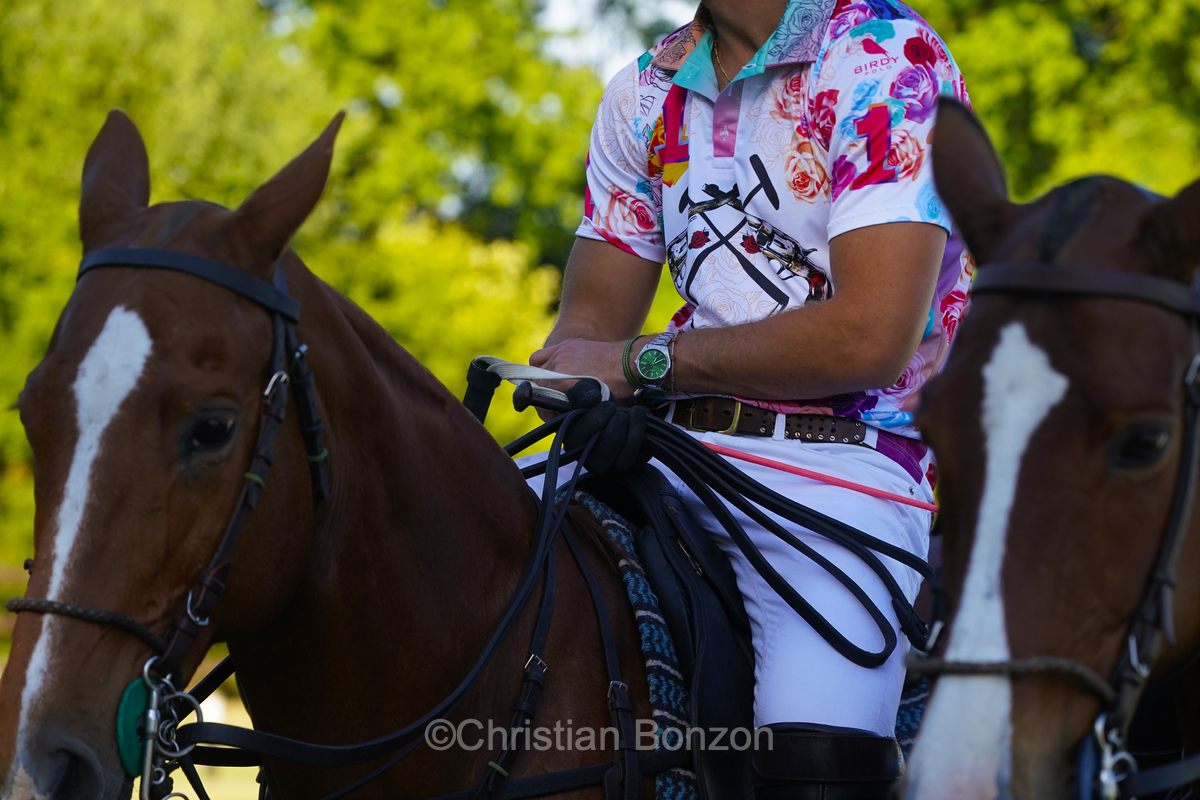 Meghan, duchessGeneva Polo Club e de Sussex, change avec des enfants et leurs parents lors de lÕiÇ Walk the Talk Ð The Health for All Challenge È  lÕoccasion des 75 ans de lÕOMS. nauguration du Ç Lost Screen Memorial È, une installation rendant hommage aux jeunes victimes des violences en ligne