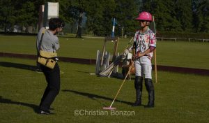 Meghan, duchessGeneva Polo Club e de Sussex, change avec des enfants et leurs parents lors de lÕiÇ Walk the Talk Ð The Health for All Challenge È  lÕoccasion des 75 ans de lÕOMS. nauguration du Ç Lost Screen Memorial È, une installation rendant hommage aux jeunes victimes des violences en ligne