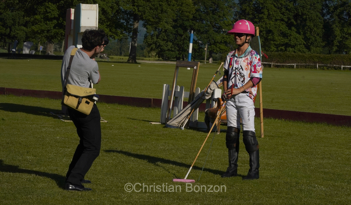 Meghan, duchessGeneva Polo Club e de Sussex, change avec des enfants et leurs parents lors de lÕiÇ Walk the Talk Ð The Health for All Challenge È  lÕoccasion des 75 ans de lÕOMS. nauguration du Ç Lost Screen Memorial È, une installation rendant hommage aux jeunes victimes des violences en ligne