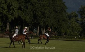 Meghan, duchessGeneva Polo Club e de Sussex, change avec des enfants et leurs parents lors de lÕiÇ Walk the Talk Ð The Health for All Challenge È  lÕoccasion des 75 ans de lÕOMS. nauguration du Ç Lost Screen Memorial È, une installation rendant hommage aux jeunes victimes des violences en ligne
