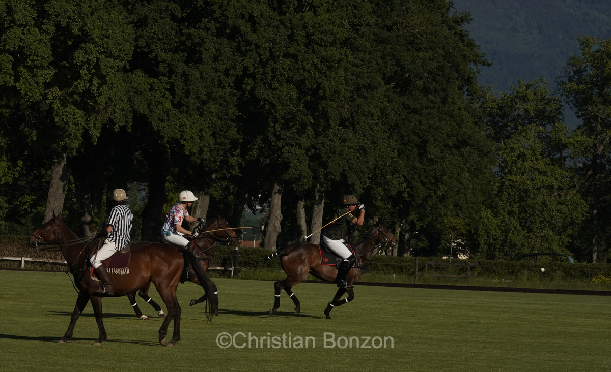 Meghan, duchessGeneva Polo Club e de Sussex, change avec des enfants et leurs parents lors de lÕiÇ Walk the Talk Ð The Health for All Challenge È  lÕoccasion des 75 ans de lÕOMS. nauguration du Ç Lost Screen Memorial È, une installation rendant hommage aux jeunes victimes des violences en ligne