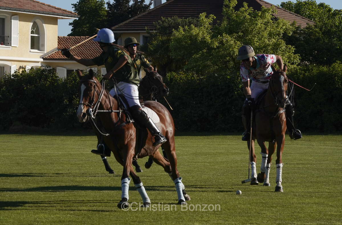 Meghan, duchessGeneva Polo Club e de Sussex, change avec des enfants et leurs parents lors de lÕiÇ Walk the Talk Ð The Health for All Challenge È  lÕoccasion des 75 ans de lÕOMS. nauguration du Ç Lost Screen Memorial È, une installation rendant hommage aux jeunes victimes des violences en ligne
