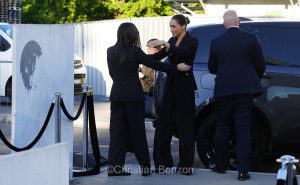 Meghan, duchesse de Sussex, change avec des enfants et leurs parents lors de lÕinauguration du Ç Lost Screen Memorial È, une installation rendant hommage aux jeunes victimes des violences en ligne