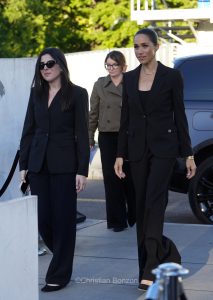 Meghan, duchesse de Sussex, change avec des enfants et leurs parents lors de lÕinauguration du Ç Lost Screen Memorial È, une installation rendant hommage aux jeunes victimes des violences en ligne