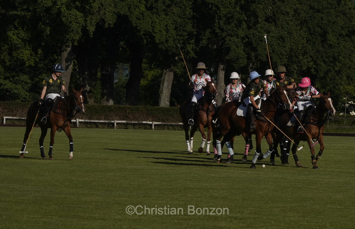 Meghan, duchessGeneva Polo Club e de Sussex, change avec des enfants et leurs parents lors de lÕiÇ Walk the Talk Ð The Health for All Challenge È  lÕoccasion des 75 ans de lÕOMS. nauguration du Ç Lost Screen Memorial È, une installation rendant hommage aux jeunes victimes des violences en ligne