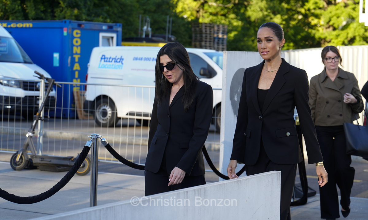 Meghan, duchesse de Sussex, change avec des enfants et leurs parents lors de lÕinauguration du Ç Lost Screen Memorial È, une installation rendant hommage aux jeunes victimes des violences en ligne