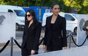 Meghan, duchesse de Sussex, change avec des enfants et leurs parents lors de lÕinauguration du Ç Lost Screen Memorial È, une installation rendant hommage aux jeunes victimes des violences en ligne
