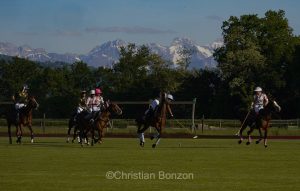 Meghan, duchessGeneva Polo Club e de Sussex, change avec des enfants et leurs parents lors de lÕiÇ Walk the Talk Ð The Health for All Challenge È  lÕoccasion des 75 ans de lÕOMS. nauguration du Ç Lost Screen Memorial È, une installation rendant hommage aux jeunes victimes des violences en ligne