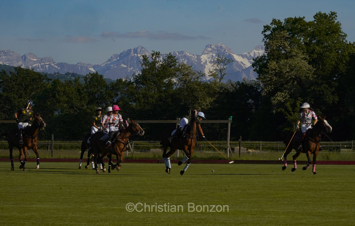 Meghan, duchessGeneva Polo Club e de Sussex, change avec des enfants et leurs parents lors de lÕiÇ Walk the Talk Ð The Health for All Challenge È  lÕoccasion des 75 ans de lÕOMS. nauguration du Ç Lost Screen Memorial È, une installation rendant hommage aux jeunes victimes des violences en ligne