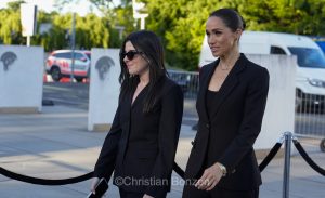 Meghan, duchesse de Sussex, change avec des enfants et leurs parents lors de lÕinauguration du Ç Lost Screen Memorial È, une installation rendant hommage aux jeunes victimes des violences en ligne
