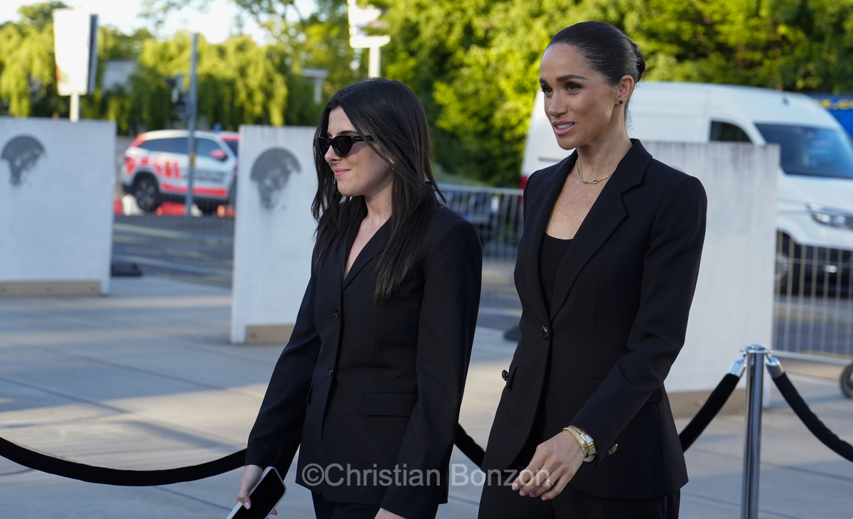 Meghan, duchesse de Sussex, change avec des enfants et leurs parents lors de lÕinauguration du Ç Lost Screen Memorial È, une installation rendant hommage aux jeunes victimes des violences en ligne