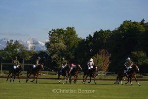 Meghan, duchessGeneva Polo Club e de Sussex, change avec des enfants et leurs parents lors de lÕiÇ Walk the Talk Ð The Health for All Challenge È  lÕoccasion des 75 ans de lÕOMS. nauguration du Ç Lost Screen Memorial È, une installation rendant hommage aux jeunes victimes des violences en ligne