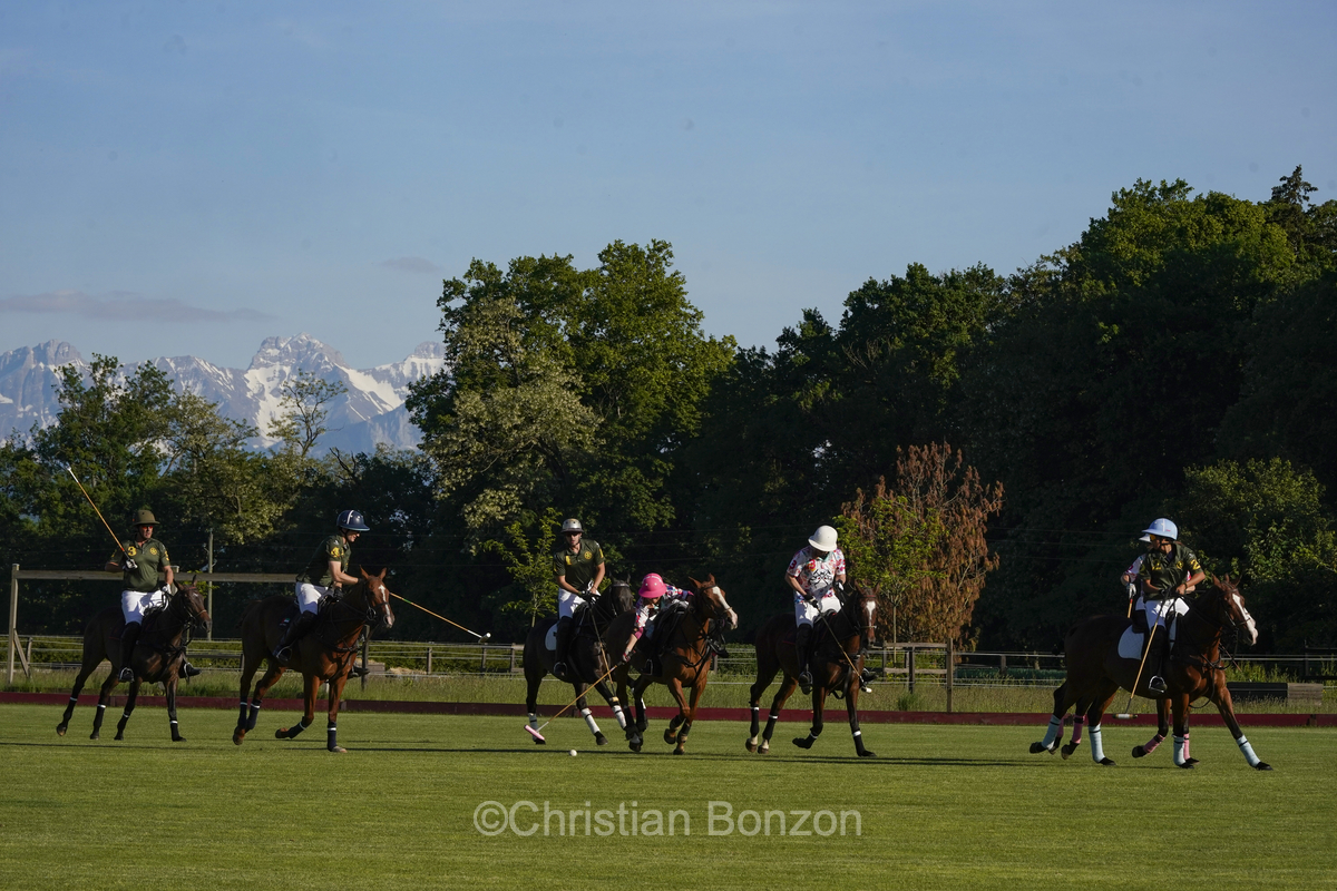 Meghan, duchessGeneva Polo Club e de Sussex, change avec des enfants et leurs parents lors de lÕiÇ Walk the Talk Ð The Health for All Challenge È  lÕoccasion des 75 ans de lÕOMS. nauguration du Ç Lost Screen Memorial È, une installation rendant hommage aux jeunes victimes des violences en ligne