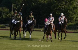 Meghan, duchessGeneva Polo Club e de Sussex, change avec des enfants et leurs parents lors de lÕiÇ Walk the Talk Ð The Health for All Challenge È  lÕoccasion des 75 ans de lÕOMS. nauguration du Ç Lost Screen Memorial È, une installation rendant hommage aux jeunes victimes des violences en ligne