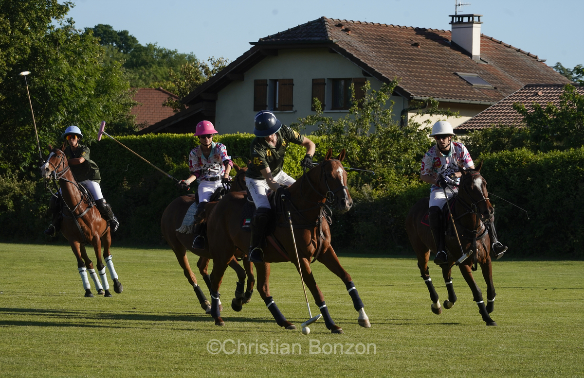 Meghan, duchessGeneva Polo Club e de Sussex, change avec des enfants et leurs parents lors de lÕiÇ Walk the Talk Ð The Health for All Challenge È  lÕoccasion des 75 ans de lÕOMS. nauguration du Ç Lost Screen Memorial È, une installation rendant hommage aux jeunes victimes des violences en ligne
