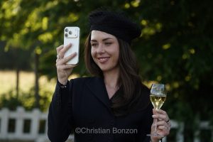 Meghan, duchessGeneva Polo Club e de Sussex, change avec des enfants et leurs parents lors de lÕiÇ Walk the Talk Ð The Health for All Challenge È  lÕoccasion des 75 ans de lÕOMS. nauguration du Ç Lost Screen Memorial È, une installation rendant hommage aux jeunes victimes des violences en ligne