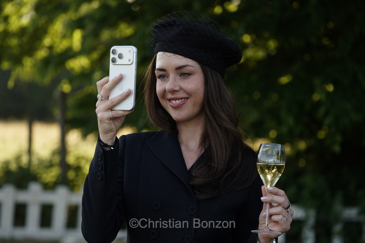 Meghan, duchessGeneva Polo Club e de Sussex, change avec des enfants et leurs parents lors de lÕiÇ Walk the Talk Ð The Health for All Challenge È  lÕoccasion des 75 ans de lÕOMS. nauguration du Ç Lost Screen Memorial È, une installation rendant hommage aux jeunes victimes des violences en ligne